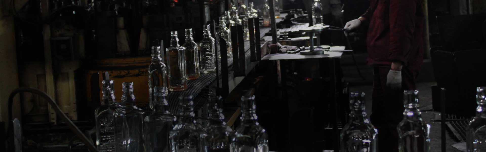 Szklane butelki z alkoholem