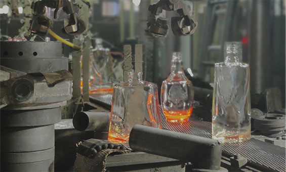 Czy szklane butelki o pojemności 700ml są tańsze niż butelki o pojemności 750ml?