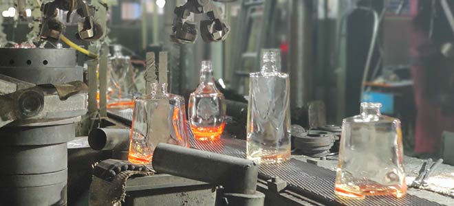 Czy szklane butelki o pojemności 700ml są tańsze niż butelki o pojemności 750ml?